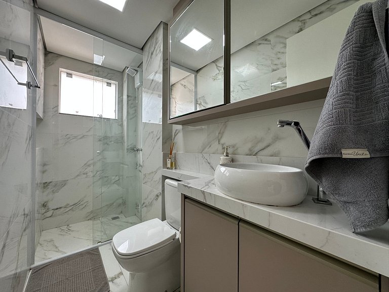 LA02- 2 Suítes +1Quarto | Jacuzzi | Garagem