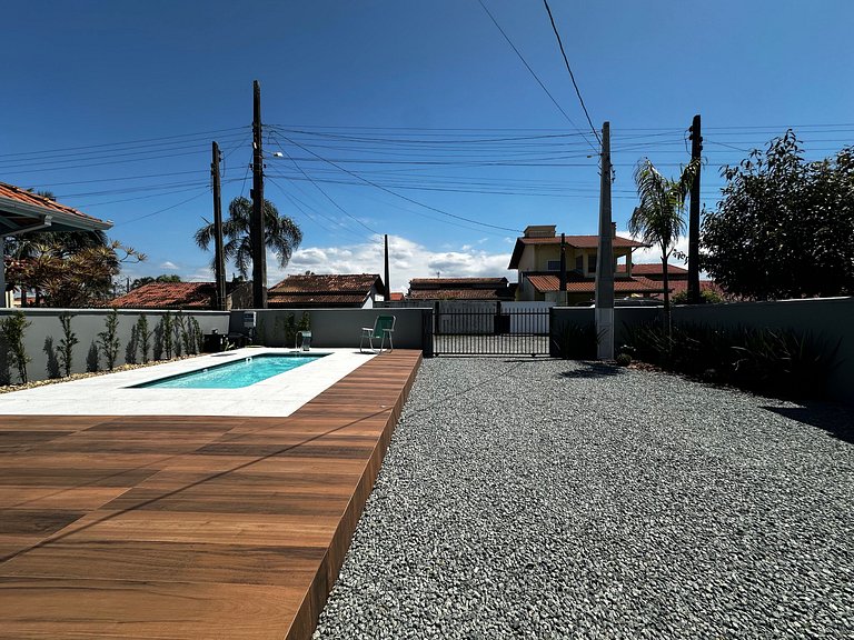 BS01- Casa com Piscina Aquecida e Churrasqueira