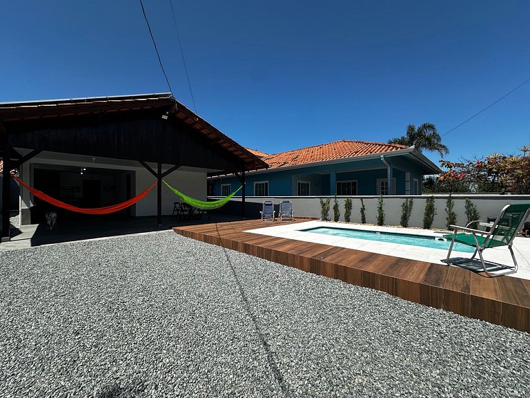 BS01- Casa com Piscina Aquecida e Churrasqueira