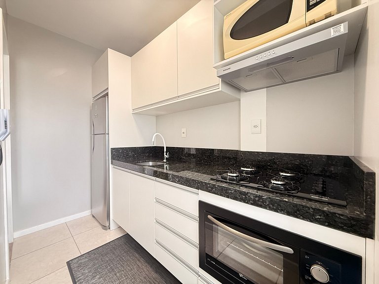 IB02- Apto completo, cozinha nova e perto da praia