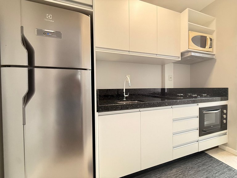 IB02- Apto completo, cozinha nova e perto da praia