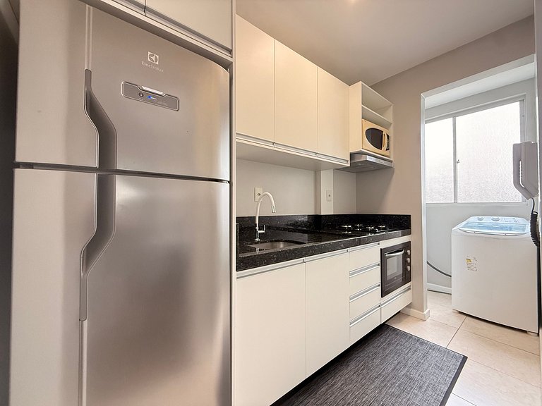 IB02- Apto completo, cozinha nova e perto da praia