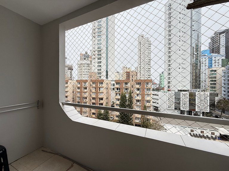 IB02- Apto completo, cozinha nova e perto da praia