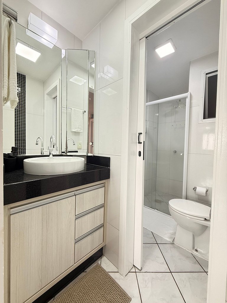 SC02- Apto reformado no centro de BC!