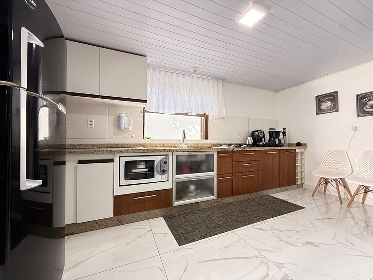 BS01- Casa com Piscina Aquecida e Churrasqueira